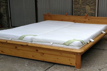 

Hosszúság:223cm, szélesség:200cm, fekvő magasság:44cm

Jó állapotban lévő franciaágy 180x200cm fenyőfából, ráccsal, jó minőségű és jó állapotú matracokkal eladó.
