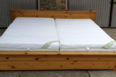 

Hosszúság:223cm, szélesség:200cm, fekvő magasság:44cm

Jó állapotban lévő franciaágy 180x200cm fenyőfából, ráccsal, jó minőségű és jó állapotú matracokkal eladó.
