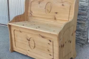 

Magasság:85cm,

 Hosszúság:83cm,

 Szélesség:43cm,

 Ülőmagasság:45cm

Jó állapotban lévő fenyőfából készült natúr színű felnyitható pad eladó.
