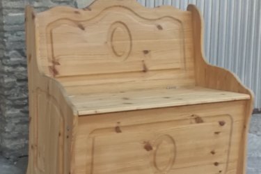 

Magasság:85cm,

 Hosszúság:83cm,

 Szélesség:43cm,

 Ülőmagasság:45cm

Jó állapotban lévő fenyőfából készült natúr színű felnyitható pad eladó.
