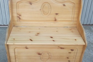 

Magasság:85cm,

 Hosszúság:83cm,

 Szélesség:43cm,

 Ülőmagasság:45cm

Jó állapotban lévő fenyőfából készült natúr színű felnyitható pad eladó.
