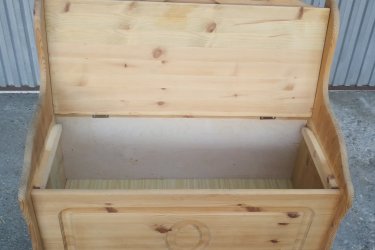 

Magasság:85cm,

 Hosszúság:83cm,

 Szélesség:43cm,

 Ülőmagasság:45cm

Jó állapotban lévő fenyőfából készült natúr színű felnyitható pad eladó.
