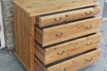 

Magasság:75cm,

 Szélesség:89cm,

 Mélység:48cm

Jó állapotban lévő natúr színű 4 fiókos komód eladó.
