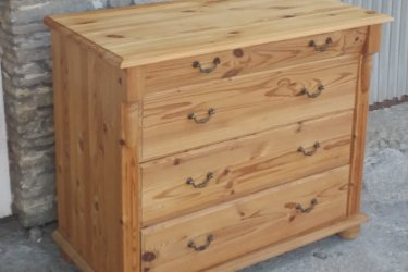 

Magasság:75cm,

 Szélesség:89cm,

 Mélység:48cm

Jó állapotban lévő natúr színű 4 fiókos komód eladó.
