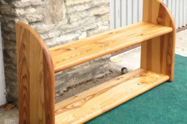 Magasság:45,5cm,

 Szélesség:90cm,

 Mélység:20cm

Vastag fenyőfából készült jó állapotban lévő fali polc.