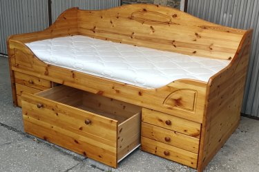Hosszúság:206cm,

Szélesség:96cm

 Fekvő magasság:60cm

90x200cm fenyő ágy  alul 6 db kis fiókkal és egy mély nagy gurulós fiókkal eladó. A matrac  kényelmes jó minőségű és állapotú. 