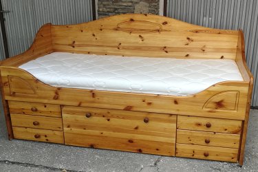 Hosszúság:206cm,

Szélesség:96cm

 Fekvő magasság:60cm

90x200cm fenyő ágy  alul 6 db kis fiókkal és egy mély nagy gurulós fiókkal eladó. A matrac  kényelmes jó minőségű és állapotú. 