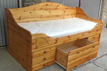 Hosszúság:206cm,

Szélesség:96cm

 Fekvő magasság:60cm

90x200cm fenyő ágy  alul 6 db kis fiókkal és egy mély nagy gurulós fiókkal eladó. A matrac  kényelmes jó minőségű és állapotú. 