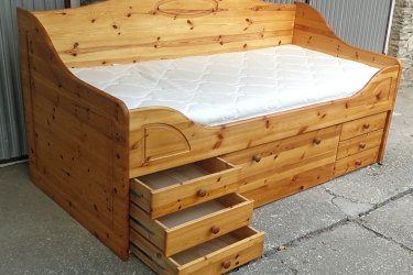 Hosszúság:206cm,

Szélesség:96cm

 Fekvő magasság:60cm

90x200cm fenyő ágy  alul 6 db kis fiókkal és egy mély nagy gurulós fiókkal eladó. A matrac  kényelmes jó minőségű és állapotú. 