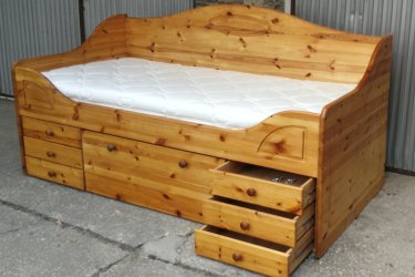 Hosszúság:206cm,

Szélesség:96cm

 Fekvő magasság:60cm

90x200cm fenyő ágy  alul 6 db kis fiókkal és egy mély nagy gurulós fiókkal eladó. A matrac  kényelmes jó minőségű és állapotú. 