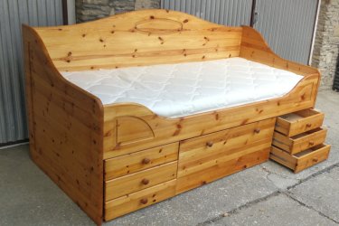 Hosszúság:206cm,

Szélesség:96cm

 Fekvő magasság:60cm

90x200cm fenyő ágy  alul 6 db kis fiókkal és egy mély nagy gurulós fiókkal eladó. A matrac  kényelmes jó minőségű és állapotú. 