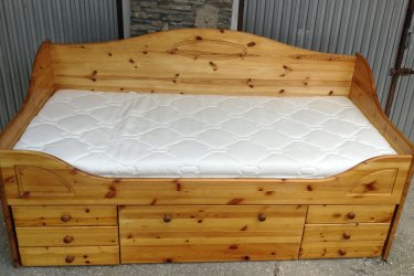 Hosszúság:206cm,

Szélesség:96cm

 Fekvő magasság:60cm

90x200cm fenyő ágy  alul 6 db kis fiókkal és egy mély nagy gurulós fiókkal eladó. A matrac  kényelmes jó minőségű és állapotú. 