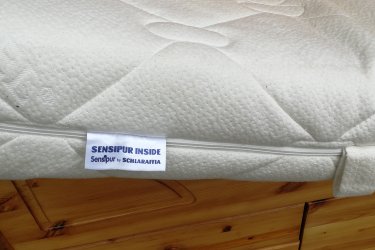 Hosszúság:206cm,

Szélesség:96cm

 Fekvő magasság:60cm

90x200cm fenyő ágy  alul 6 db kis fiókkal és egy mély nagy gurulós fiókkal eladó. A matrac  kényelmes jó minőségű és állapotú. 