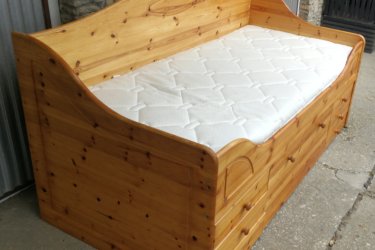 Hosszúság:206cm,

Szélesség:96cm

 Fekvő magasság:60cm

90x200cm fenyő ágy  alul 6 db kis fiókkal és egy mély nagy gurulós fiókkal eladó. A matrac  kényelmes jó minőségű és állapotú. 