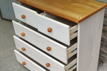 Magasság:75cm,

 Szélesség:79cm,

Mélység:35cm

Fenyőfából készült komód 5 fiókkal,  eladó a képen látható állapotban.