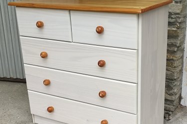 Magasság:75cm,

 Szélesség:79cm,

Mélység:35cm

Fenyőfából készült komód 5 fiókkal,  eladó a képen látható állapotban.