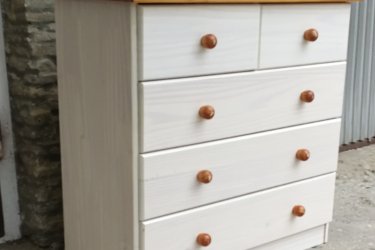 Magasság:75cm,

 Szélesség:79cm,

Mélység:35cm

Fenyőfából készült komód 5 fiókkal,  eladó a képen látható állapotban.
