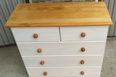 Magasság:75cm,

 Szélesség:79cm,

Mélység:35cm

Fenyőfából készült komód 5 fiókkal,  eladó a képen látható állapotban.
