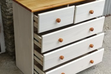 Magasság:75cm,

 Szélesség:79cm,

Mélység:35cm

Fenyőfából készült komód 5 fiókkal,  eladó a képen látható állapotban.