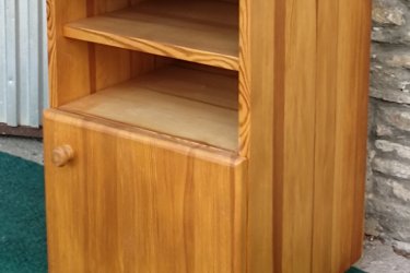 Magasság:64cm,

 Szélesség:42cm,

 Mélység:44cm

Jó  állapotban lévő fenyőfából készült éjjeliszekrény