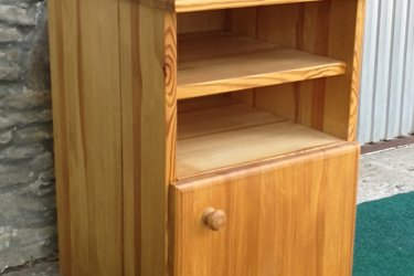 Magasság:64cm,

 Szélesség:42cm,

 Mélység:44cm

Jó  állapotban lévő fenyőfából készült éjjeliszekrény