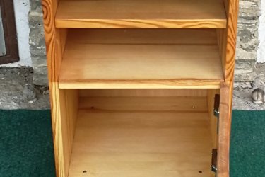 Magasság:64cm,

 Szélesség:42cm,

 Mélység:44cm

Jó  állapotban lévő fenyőfából készült éjjeliszekrény