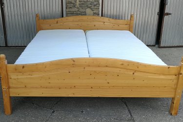 Hosszúság:210cm,

 Szélesség:192cm,

 Fekvő magasság:48cm

Jó állapotban lévő 180x200cm fenyő franciaágy ,ráccsal mosható huzatú matracokkal eladó.