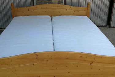 Hosszúság:210cm,

 Szélesség:192cm,

 Fekvő magasság:48cm

Jó állapotban lévő 180x200cm fenyő franciaágy ,ráccsal mosható huzatú matracokkal eladó.