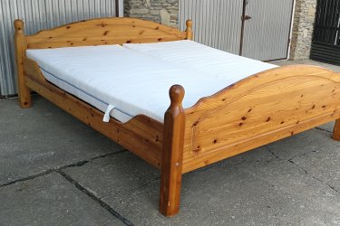 Jó állapotban lévő vastag fenyőfából készült

180x200cm franciaágy, jó minőségű emelhetős rácsokkal , jó állapotú mosható huzatú matraccal eladó.
