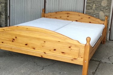 Jó állapotban lévő vastag fenyőfából készült

180x200cm franciaágy, jó minőségű emelhetős rácsokkal , jó állapotú mosható huzatú matraccal eladó.