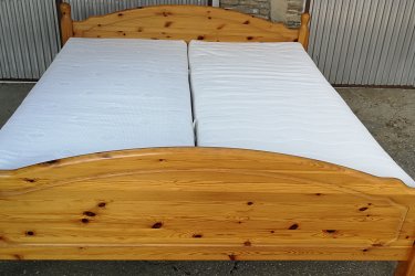 Jó állapotban lévő vastag fenyőfából készült

180x200cm franciaágy, jó minőségű emelhetős rácsokkal , jó állapotú mosható huzatú matraccal eladó.