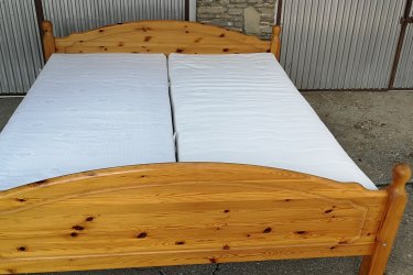 Jó állapotban lévő vastag fenyőfából készült

180x200cm franciaágy, jó minőségű emelhetős rácsokkal , jó állapotú mosható huzatú matraccal eladó.