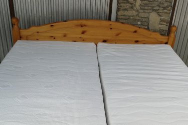 Jó állapotban lévő vastag fenyőfából készült

180x200cm franciaágy, jó minőségű emelhetős rácsokkal , jó állapotú mosható huzatú matraccal eladó.