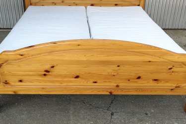 Jó állapotban lévő vastag fenyőfából készült

180x200cm franciaágy, jó minőségű emelhetős rácsokkal , jó állapotú mosható huzatú matraccal eladó.