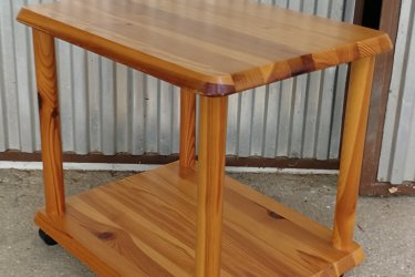 Magasság:45cm,

 Szélesség:38cm,

 Hosszúság:49cm

Fenyőfából készült jó állapotban lévő gurulós kis asztalka.