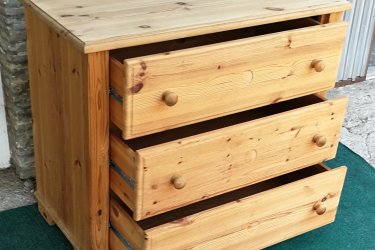 

Magasság:80cm,
Hosszúság:94cm, 
Szélesség:46cm

Jó állapotban lévő fenyőfából készült natúr 3 fiókos komód eladó.
