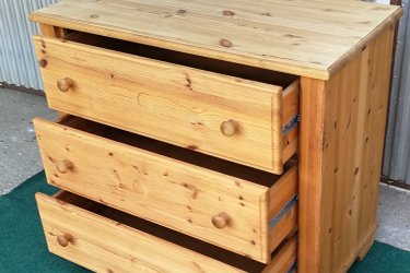 

Magasság:80cm,
Hosszúság:94cm, 
Szélesség:46cm

Jó állapotban lévő fenyőfából készült natúr 3 fiókos komód eladó.
