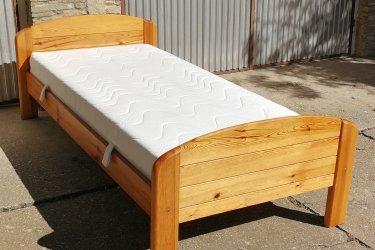 Hosszúság:208cm,&#13;&#10;&#13;&#10; Szélesség:104cm,&#13;&#10;&#13;&#10;Fekvő magasság:47cm&#13;&#10;&#13;&#10;Vastag fenyőfából készült 90x200cm ágy, ráccsal, jó állapotú és jó minőségű matraccal eladó.