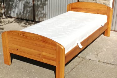 Hosszúság:208cm,&#13;&#10;&#13;&#10; Szélesség:104cm,&#13;&#10;&#13;&#10;Fekvő magasság:47cm&#13;&#10;&#13;&#10;Vastag fenyőfából készült 90x200cm ágy, ráccsal, jó állapotú és jó minőségű matraccal eladó.