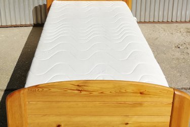 Hosszúság:208cm,&#13;&#10;&#13;&#10; Szélesség:104cm,&#13;&#10;&#13;&#10;Fekvő magasság:47cm&#13;&#10;&#13;&#10;Vastag fenyőfából készült 90x200cm ágy, ráccsal, jó állapotú és jó minőségű matraccal eladó.