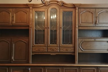 &#13;&#10;&#13;&#10;Magasság:217cm, hosszúság:330cm, szélesség:48cm&#13;&#10;&#13;&#10;Tölgyfa frontos nappali szekrény, ólombetétes üveg ajtókkal, stílusváltás miatt eladó. Apró karcok használati nyomok láthatók rajt. A termék lapra szerelt állapotban van.&#13;&#10;
