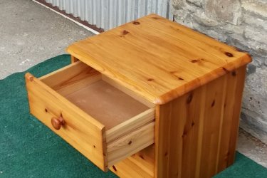 &#13;&#10;&#13;&#10;Magasság:41cm, szélesség:43cm, mélység:36cm&#13;&#10;&#13;&#10;Jó állapotban lévő fenyőfából készült  2 fiókos éjjeliszekrény eladó.&#13;&#10;
