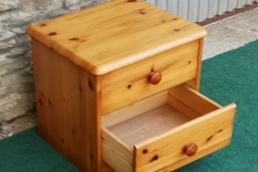 &#13;&#10;&#13;&#10;Magasság:41cm, szélesség:43cm, mélység:36cm&#13;&#10;&#13;&#10;Jó állapotban lévő fenyőfából készült  2 fiókos éjjeliszekrény eladó.&#13;&#10;