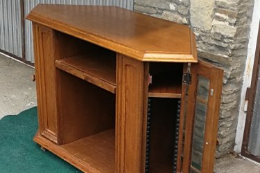 Magasság:72cm, hosszúság:112cm, szélesség:42cm&#13;&#10;&#13;&#10;Sarok tv szekrény, két oldalt cd tartóval , apró karcok ,használati nyomok láthatók rajta.