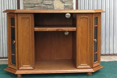 Magasság:72cm, hosszúság:112cm, szélesség:42cm&#13;&#10;&#13;&#10;Sarok tv szekrény, két oldalt cd tartóval , apró karcok ,használati nyomok láthatók rajta.