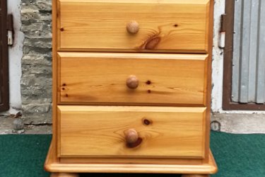 Fenyő éjjeliszekrény 3 fiókkal 