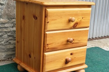 &#13;&#10;&#13;&#10;Magasság:57cm, szélesség:46cm, mélység:40cm&#13;&#10;&#13;&#10;Jó állapotban lévő fenyőfából készült éjjeliszekrény, 3 fiókkal, pogácsa lábakkal eladó.&#13;&#10;