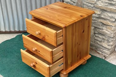 &#13;&#10;&#13;&#10;Magasság:57cm, szélesség:46cm, mélység:40cm&#13;&#10;&#13;&#10;Jó állapotban lévő fenyőfából készült éjjeliszekrény, 3 fiókkal, pogácsa lábakkal eladó.&#13;&#10;