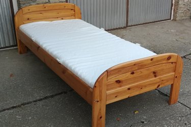 &#13;&#10;&#13;&#10;Hosszúság:200cm, szélesség:100cm&#13;&#10;&#13;&#10;Jó állapotban lévő fenyő ágy 90x200cm, ráccsal, jó állapotú ,mosható huzatú matraccal eladó a képen látható állapotban.&#13;&#10;