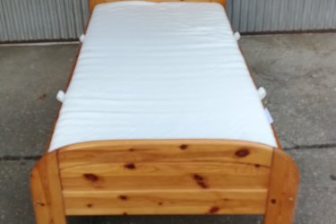 &#13;&#10;&#13;&#10;Hosszúság:200cm, szélesség:100cm&#13;&#10;&#13;&#10;Jó állapotban lévő fenyő ágy 90x200cm, ráccsal, jó állapotú ,mosható huzatú matraccal eladó a képen látható állapotban.&#13;&#10;